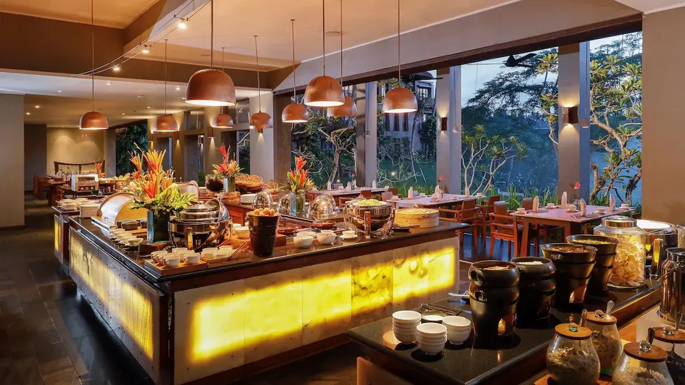Buffet og spiseområde med udsigt til haven på Maya Ubud Resort & Spa
