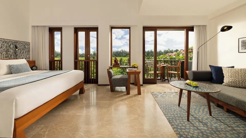 Værelse med dobbeltseng, sofa og balkon på Maya Ubud Resort & Spa