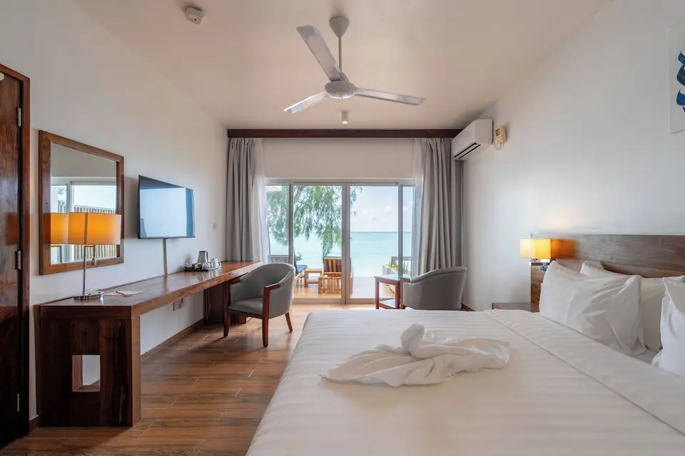 Beachfront-værelse med dobbeltseng, skrivebord og direkte udsigt mod havet på Nungwi Dreams by Mantis