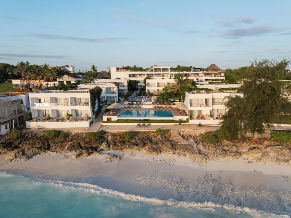 Nungwi Dreams by Mantis set fra havet med strand, pool og hotelbygninger