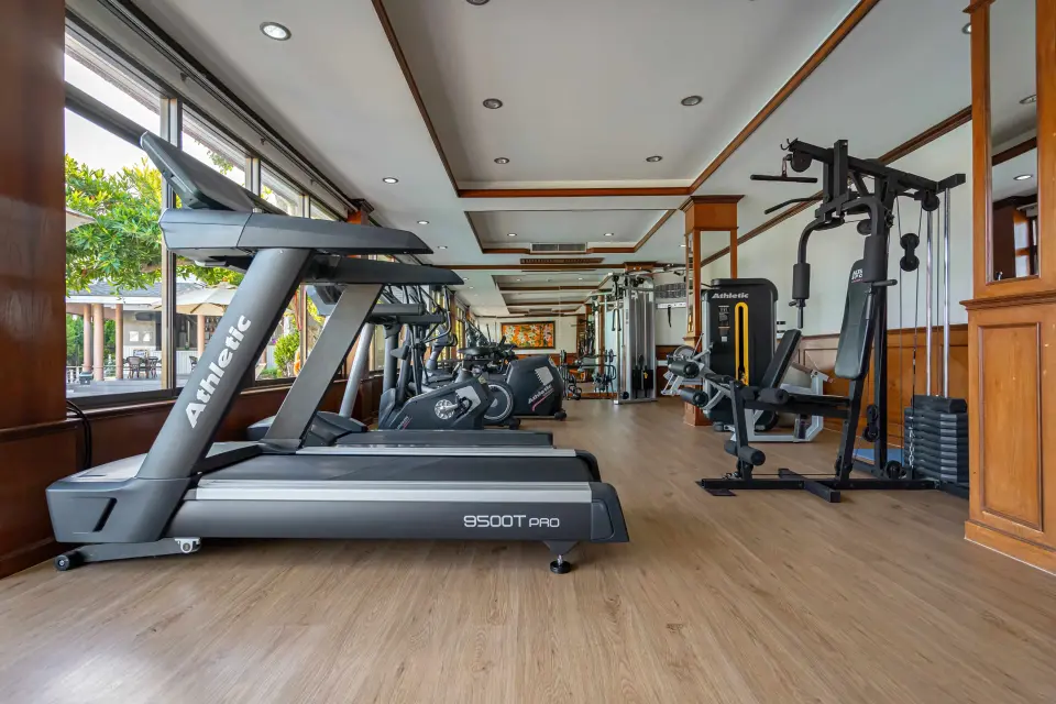 Fitnesslokale med løbebånd og styrkemaskine på Orchidacea Resort