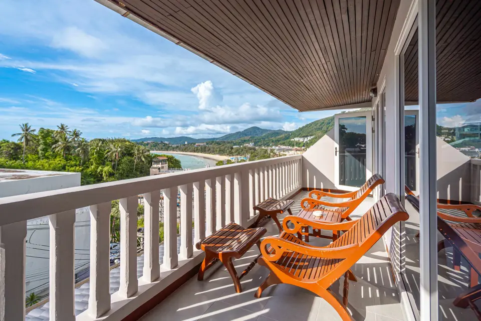 Altan med solstole og udsigt over Kata-bugten fra Premier Suite på Orchidacea Resort