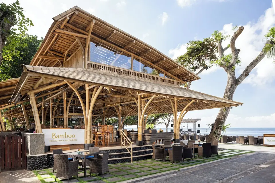 Bamboo Beach Bar med bambuskonstruktion og udendørs borde ved havet