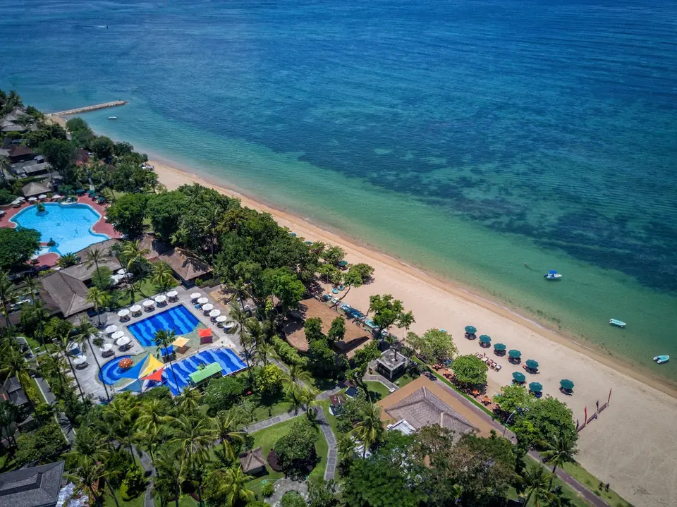 Strand, have og hotellets poolområder set fra luften