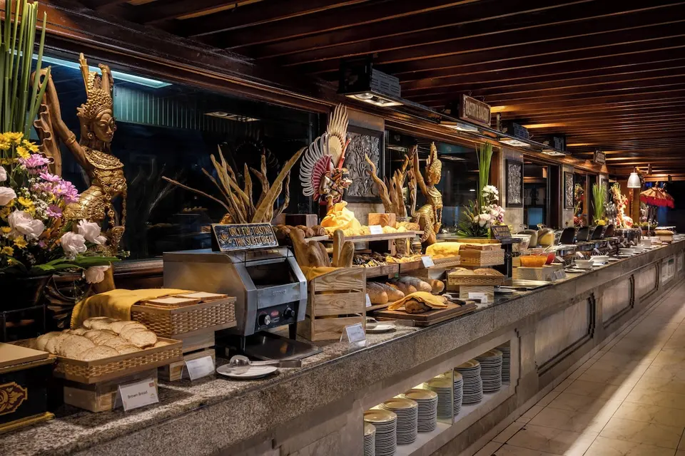 Buffet med brød, serveringsfade og dekorative figurer