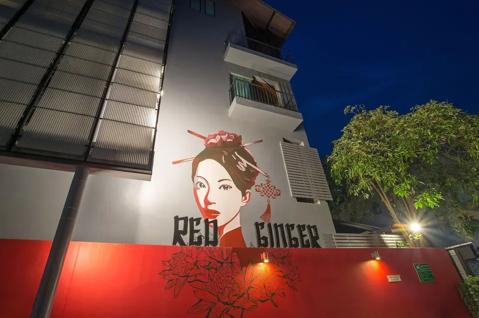 Red Ginger Chic Resorts facade med stort vægmaleri og hotelnavn
