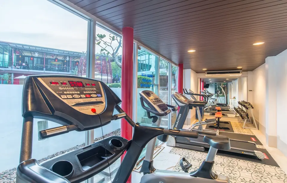 Fitnessrum med motionscykler, løbebånd og håndvægte på Red Ginger Chic Resort
