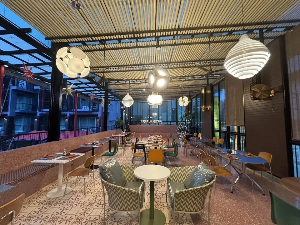 Overdækket restaurantterrasse med dækkede borde på Red Ginger Chic Resort