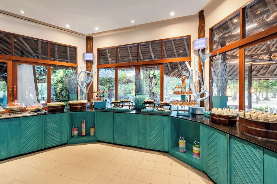 Buffet med serveringsfade og store vinduer på Saii Phi Phi Island Village Beach Resort.