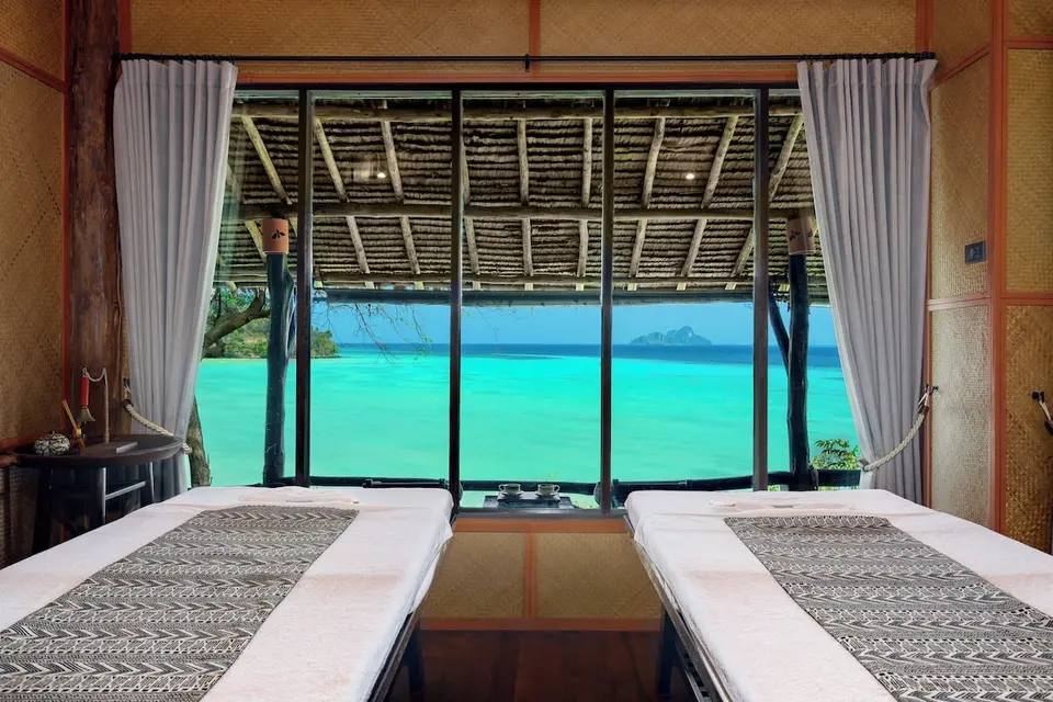 To behandlingsbrikse med havudsigt på Saii Phi Phi Island Village Beach Resort.