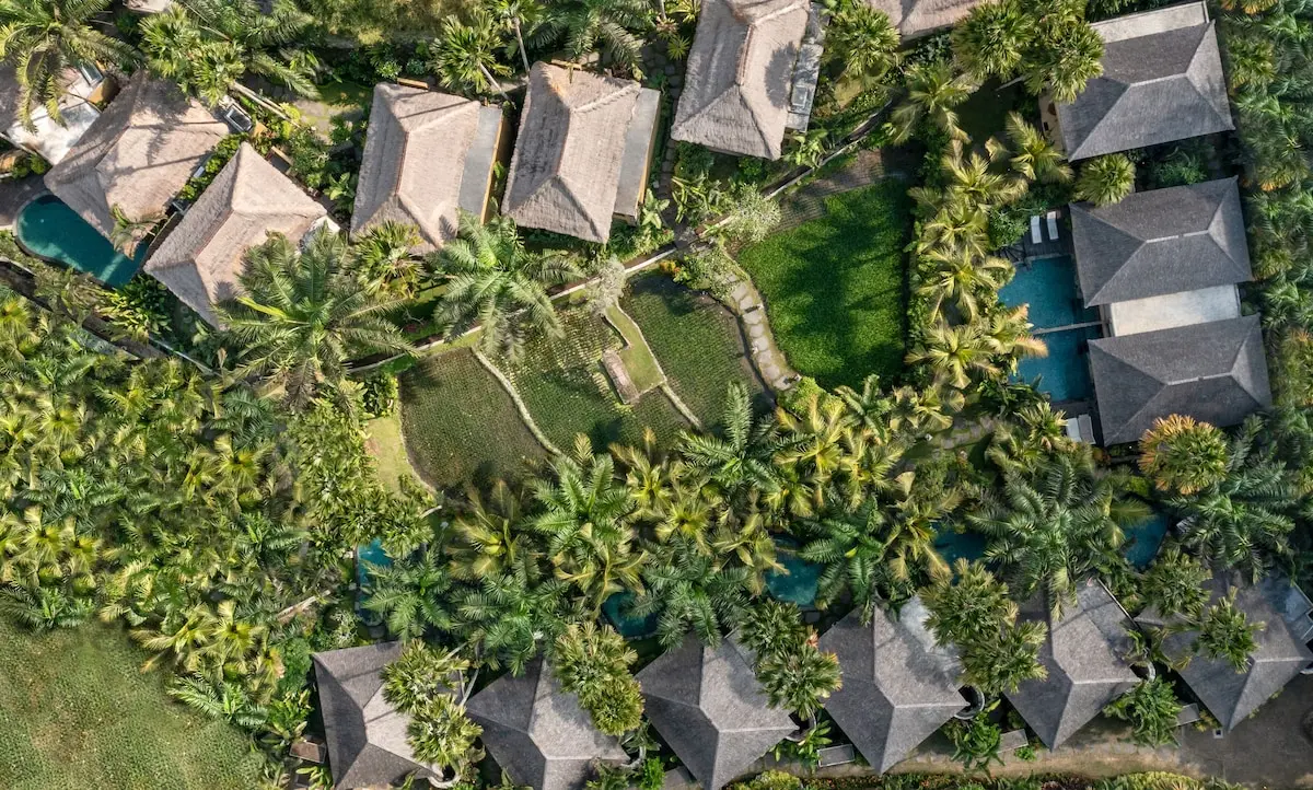 The Sankara Resort & Spa set fra luften med villaer, pools og rismarker.