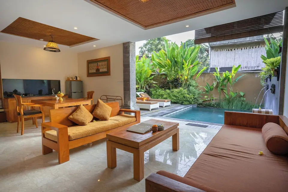 Overdækket opholds- og spiseområde med tekøkken ved en pool hos The Sankara Resort & Spa.