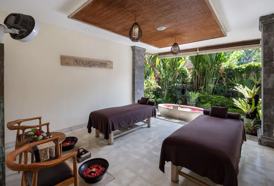 Spaværelse med to massagebrikse og badekar mod haven hos The Sankara Resort & Spa.