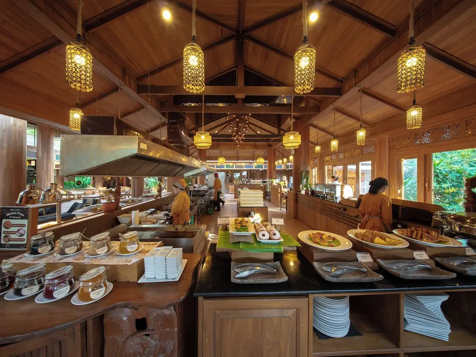 Santhiya Koh Phangan: Buffet i et åbent restaurantlokale med træloft og køkkenstationer.