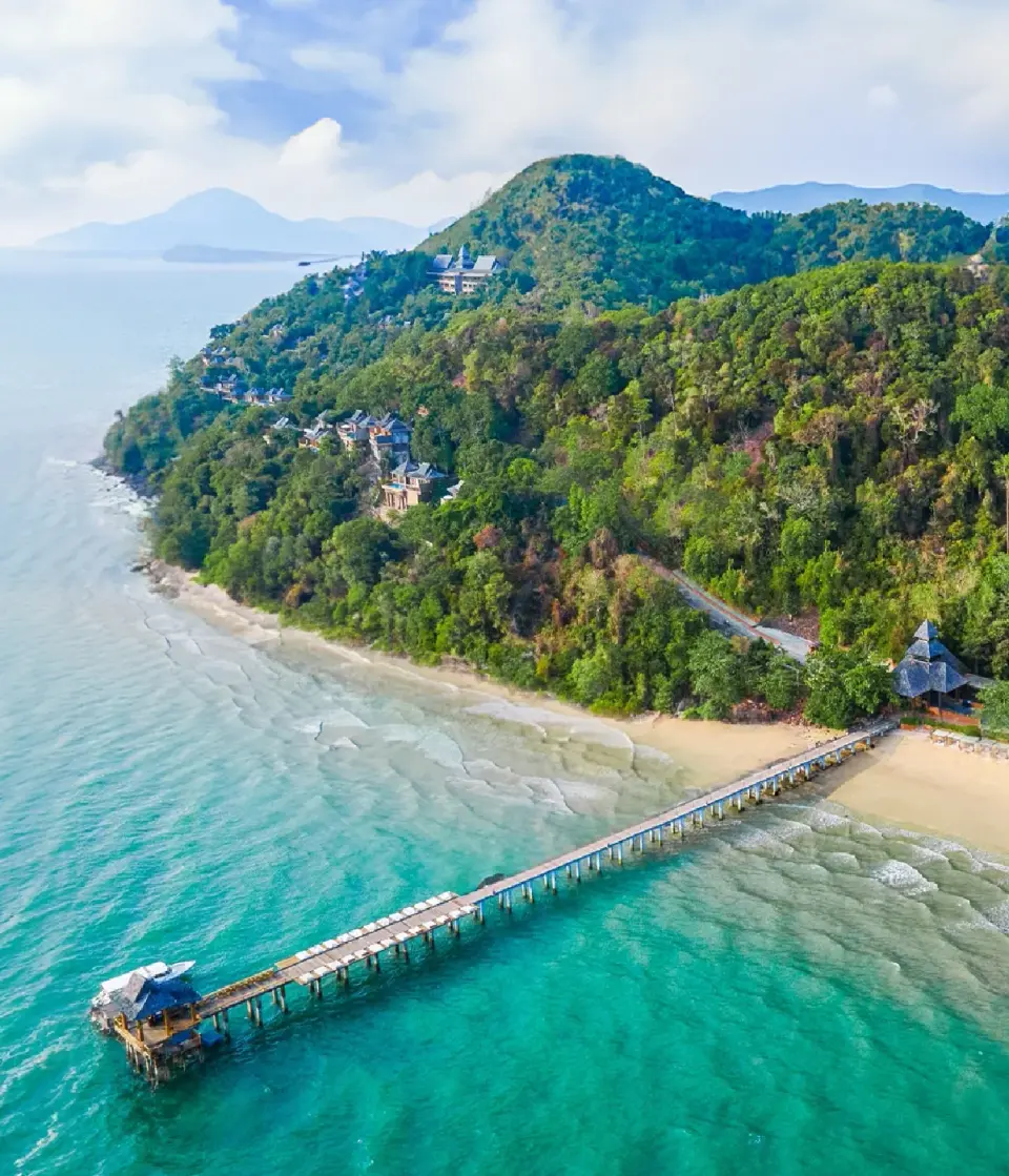Luftfoto af den lange træpir og stranden ved Santhiya Koh Yao Yai