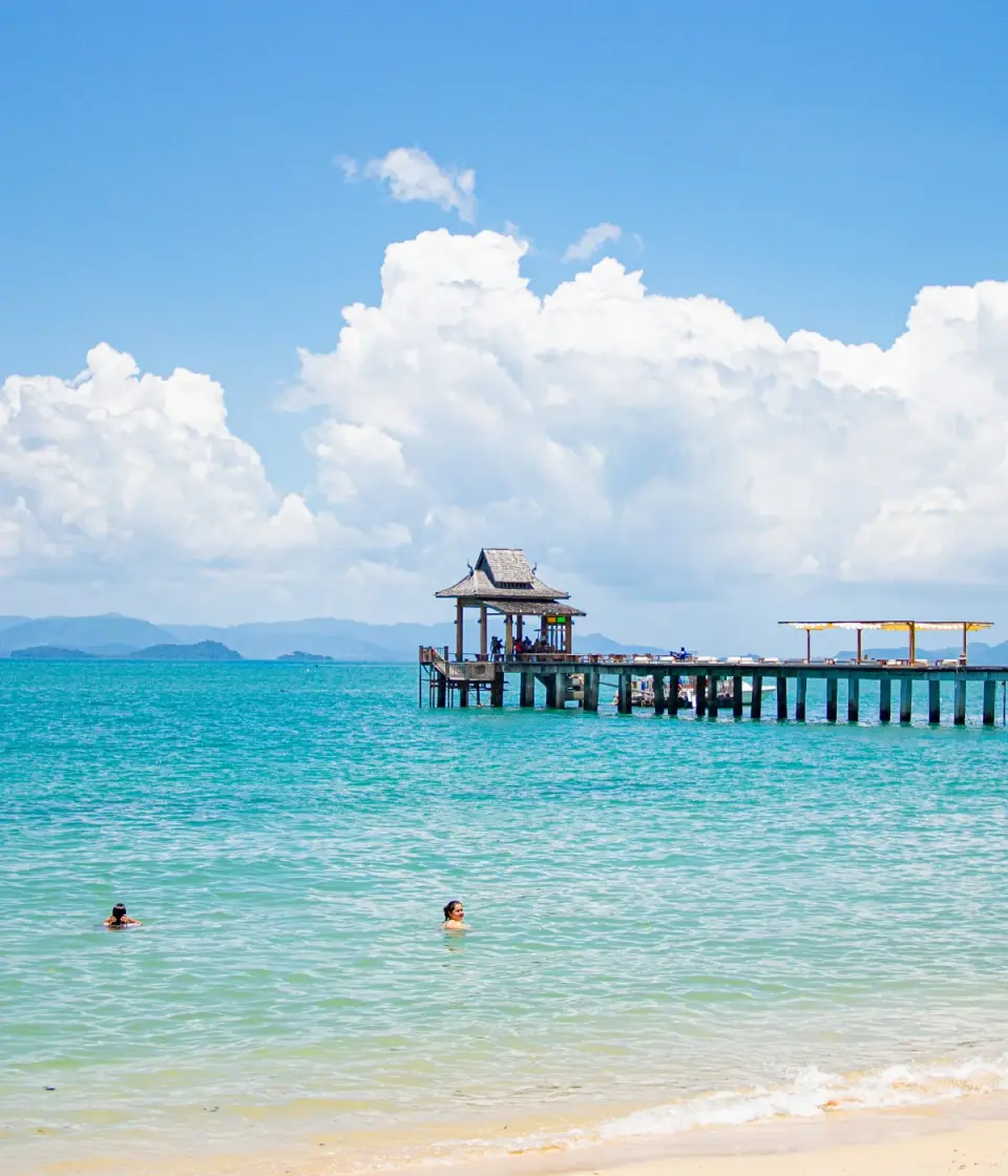 Træpir med thailandsk pavillon der fører ud i det turkisblå vand ved Santhiya Koh Yao Yai