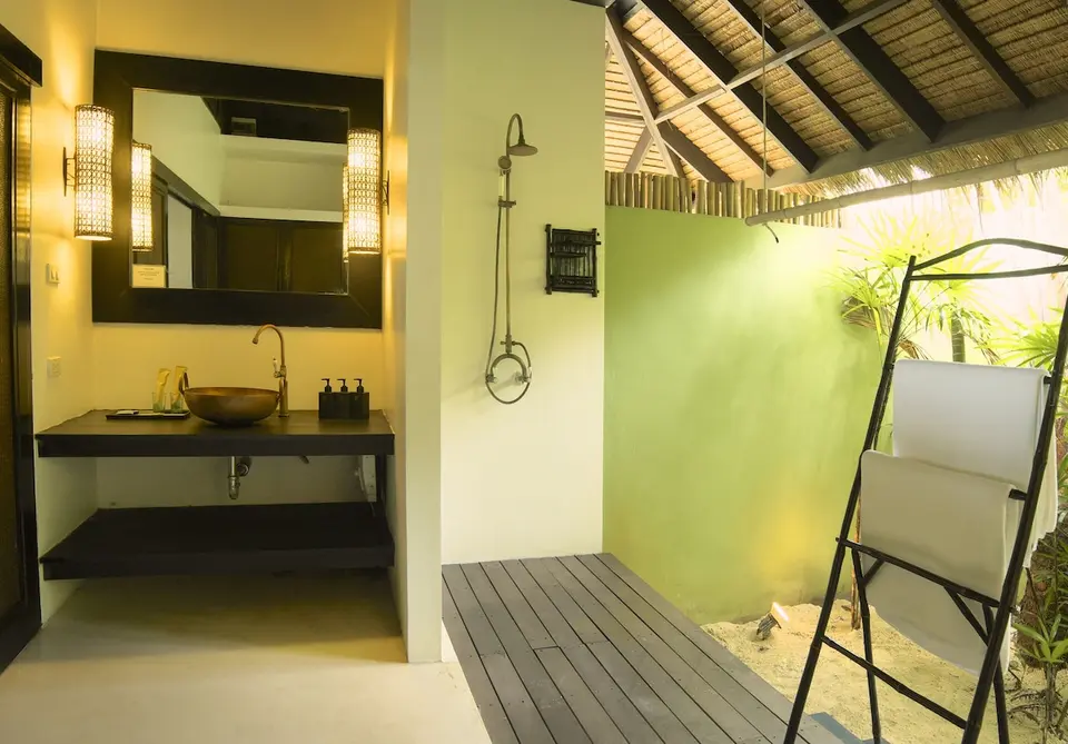 The Sevenseas Resort Koh Kradan: Delvist åbent badeværelse med håndvask, bruser og grønne vægge.