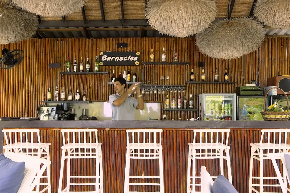 The Sevenseas Resort Koh Kradan: Bar med bambusbeklædning, høje stole og en bartender.