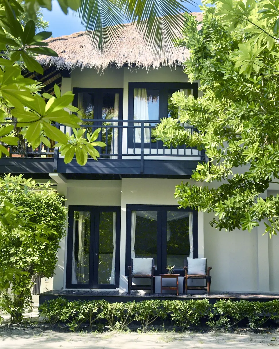 The Sevenseas Resort Koh Kradan: Værelsesbygning i to etager med balkon og terrasse mellem grønne planter.