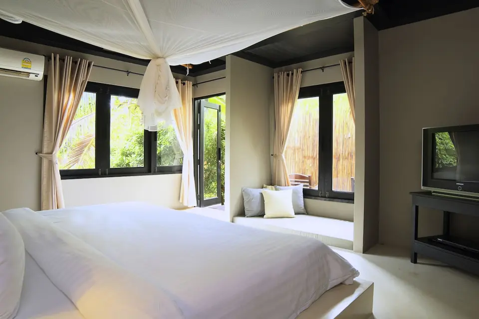 The Sevenseas Resort Koh Kradan: Værelse med dobbeltseng, myggenet, fjernsyn og en polstret siddeplads ved vinduet.