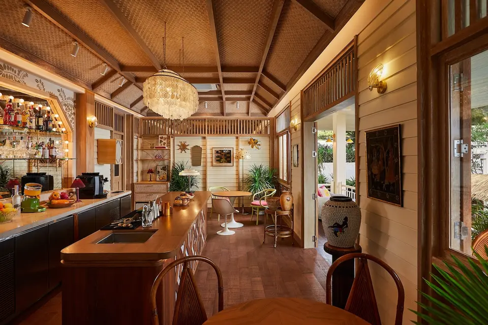Indendørs bar med trædisk og barstole på The Standard Hua Hin.