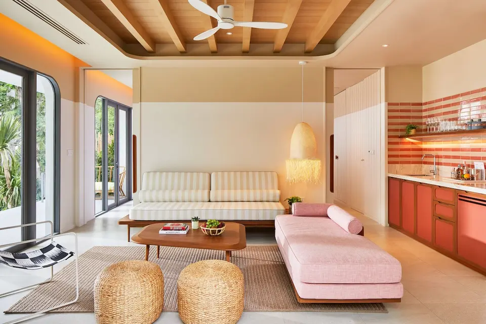 Opholdsstue med sofaer, sofabord og røde skabe på The Standard Hua Hin.