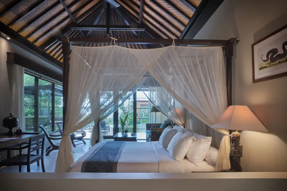 Himmelseng under højt træloft i en villa på The Damai
