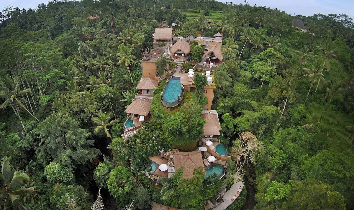 Resortets bygninger og pools set fra luften på The Kayon Resort