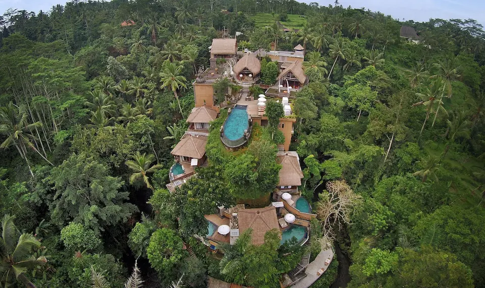 Resortets bygninger og pools set fra luften på The Kayon Resort