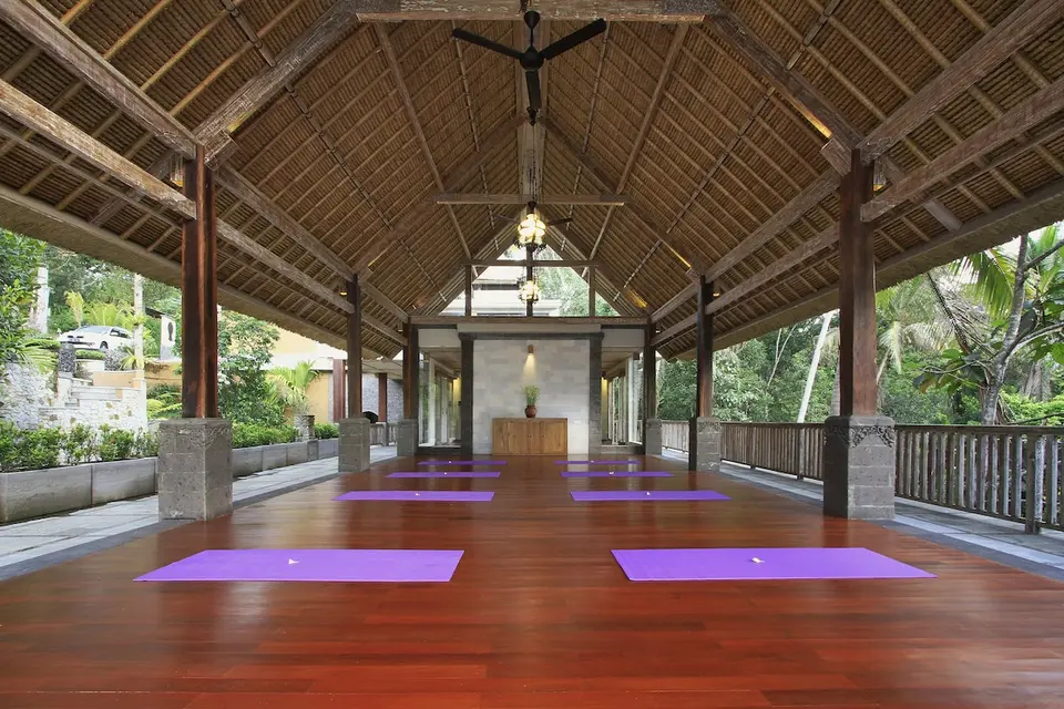 Overdækket yogapavillon med måtter på The Kayon Resort