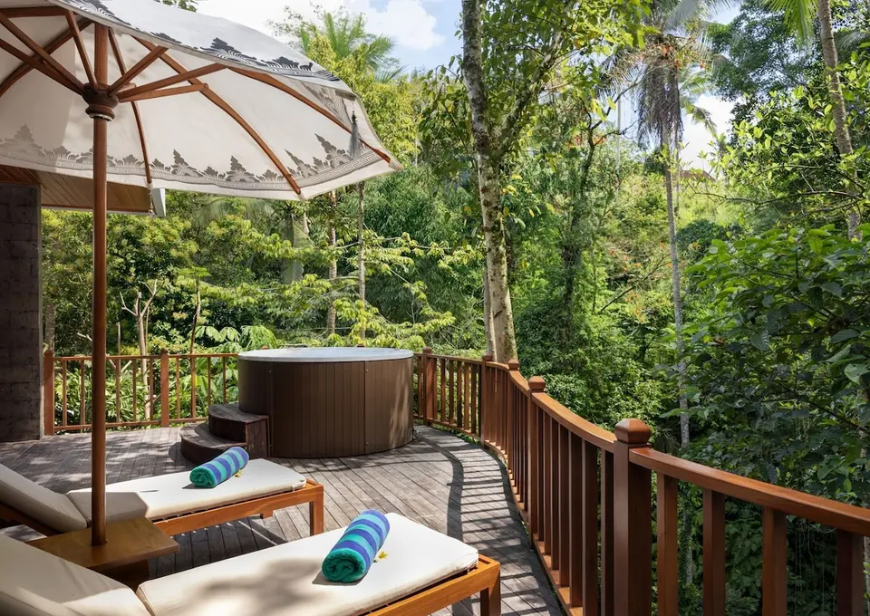 Terrasse med liggestole og rundt badekar på The Kayon Resort