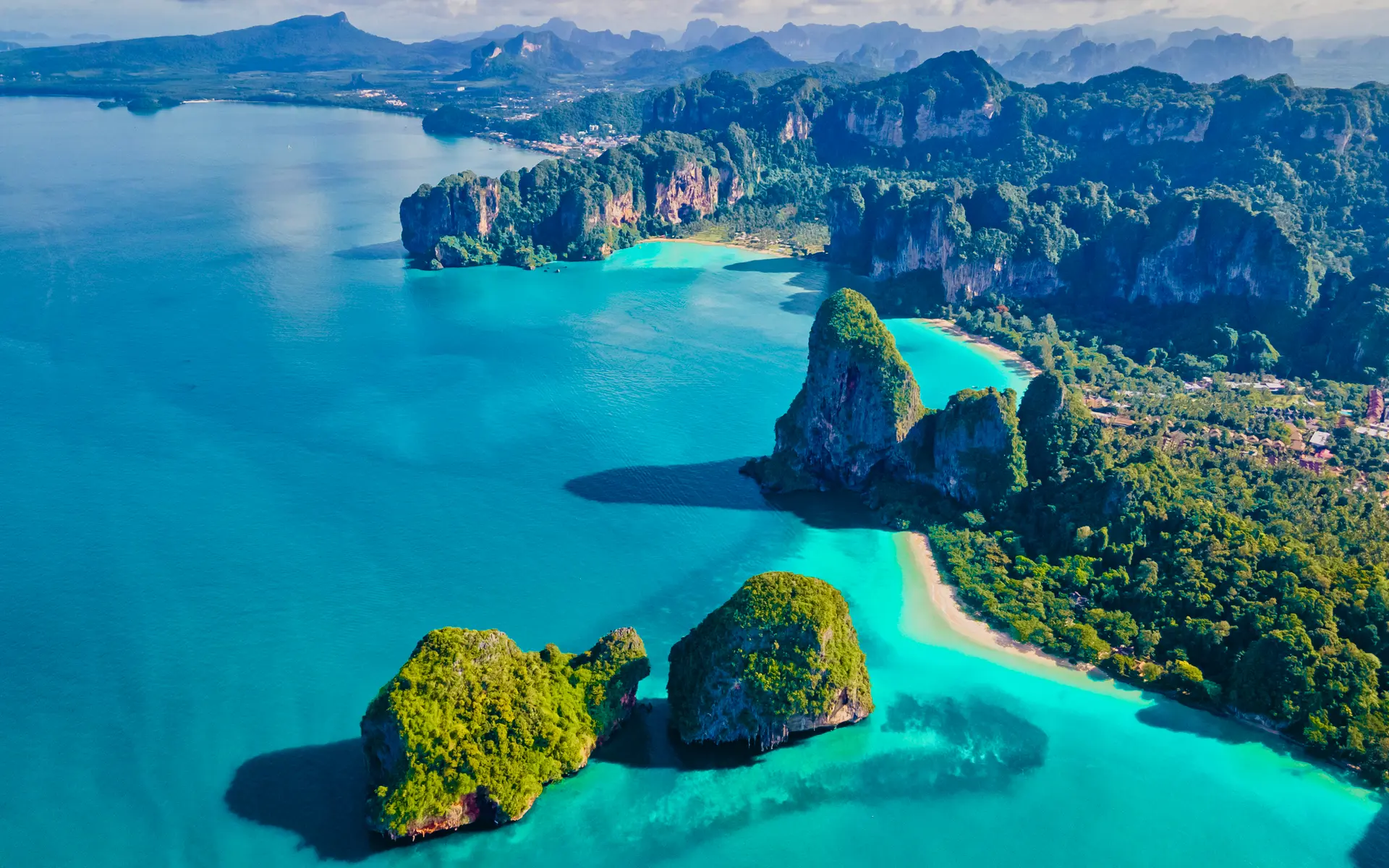 Dronefotografi af railey stranden ved krabi i thailand