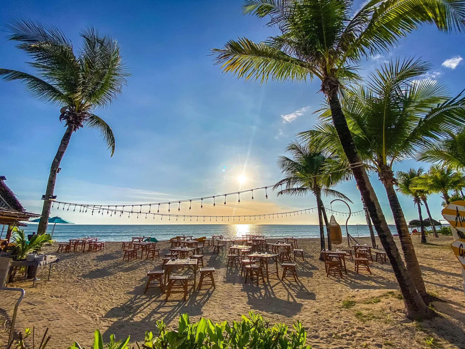 Khao lak billede strand solstole lygter og palmer fest eller