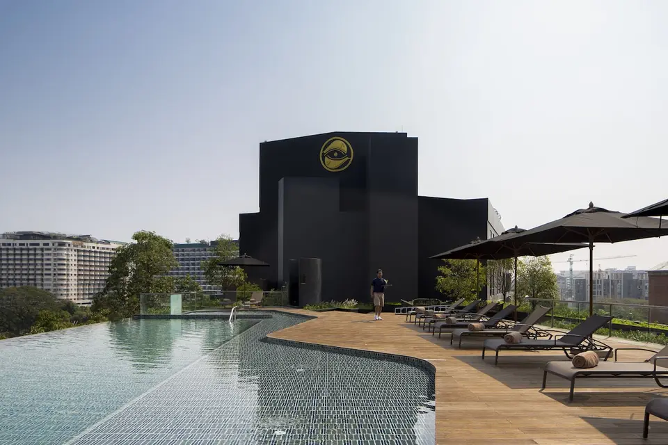 Tagpool med liggestole, parasoller og udsigt over byens bygninger