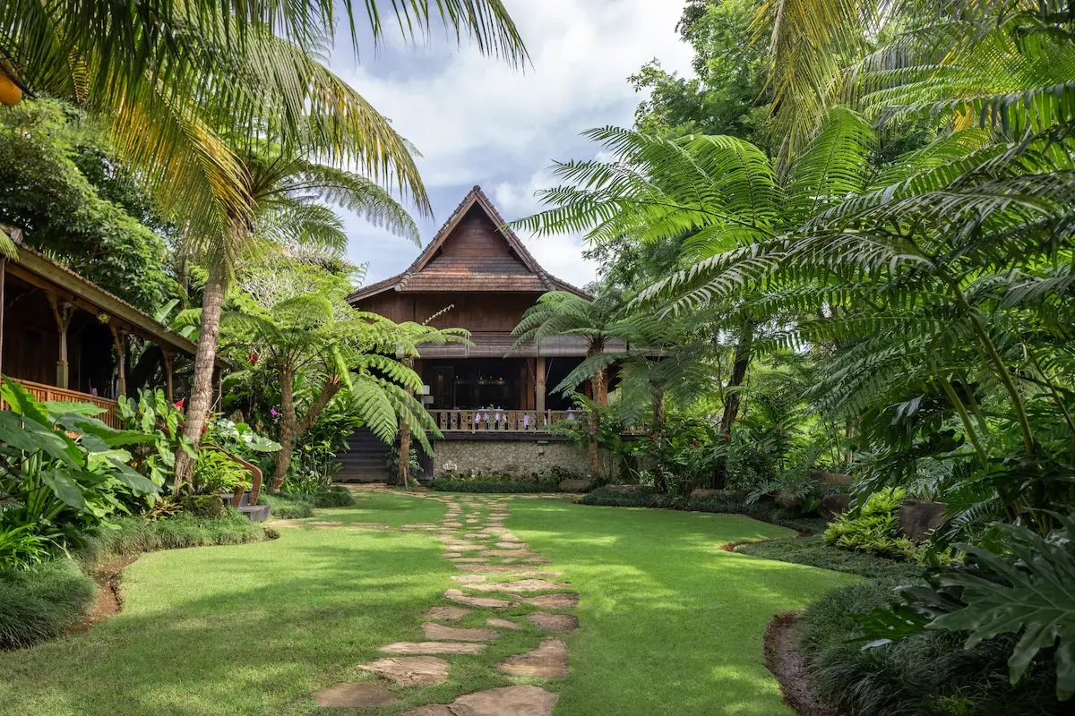 Havegang mod resortets træbygning på Ubud Valley Boutique Resort