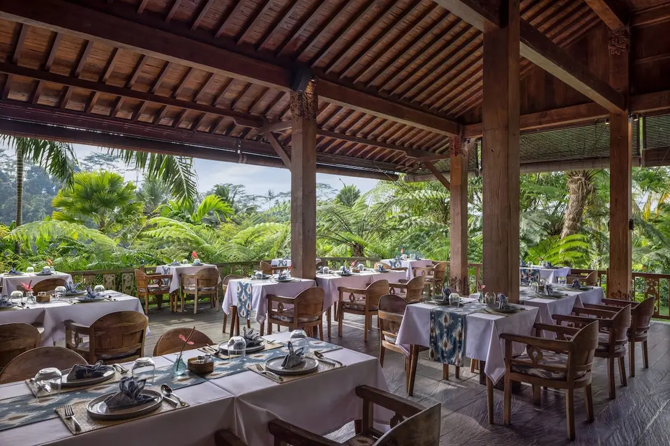 Åben restaurant med dækkede borde på Ubud Valley Boutique Resort