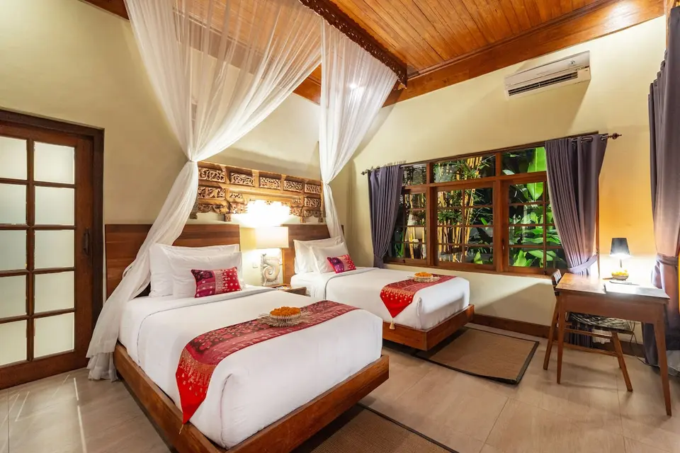 Værelse med to separate senge på Ubud Valley Boutique Resort