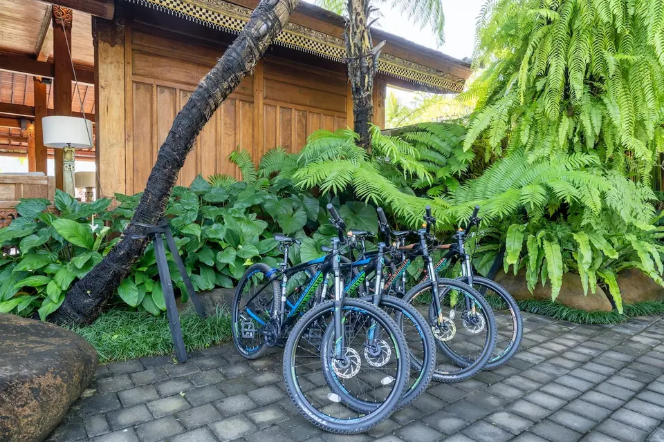 Cykler parkeret ved resortets træbygning på Ubud Valley Boutique Resort