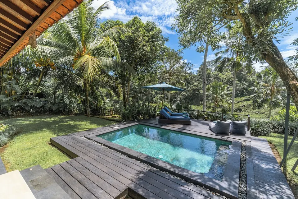 Eksempel på villaens pool og have på Ubud Valley Boutique Resort