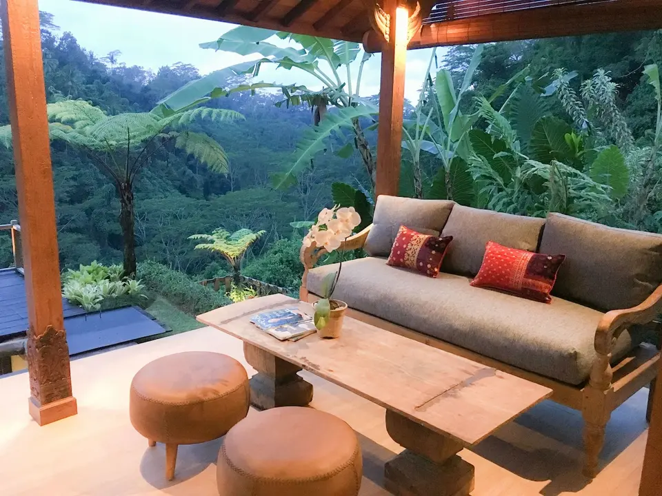 Overdækket siddeplads med udsigt til den grønne dal på Ubud Valley Boutique Resort