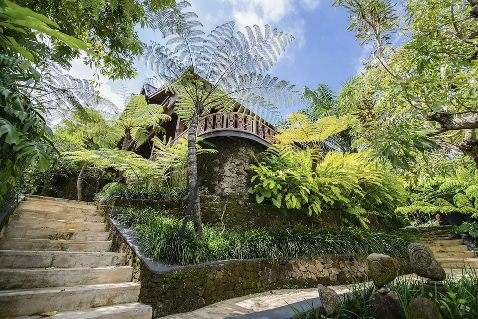 Trapper og stenmure mellem tropiske planter på Ubud Valley Boutique Resort