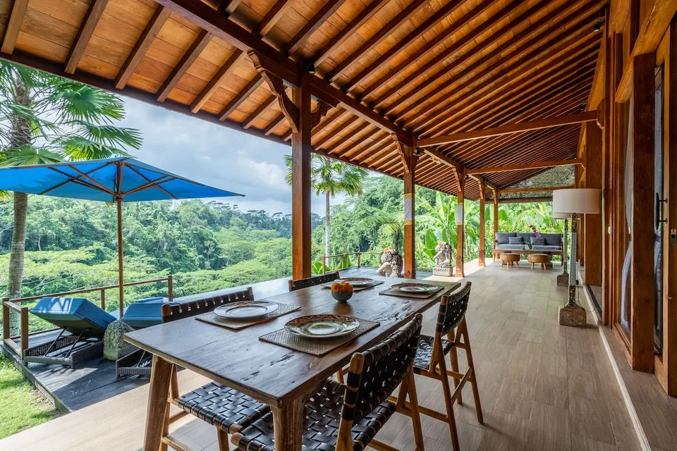 Villaterrasse med spisebord og udsigt over dalen på Ubud Valley Boutique Resort