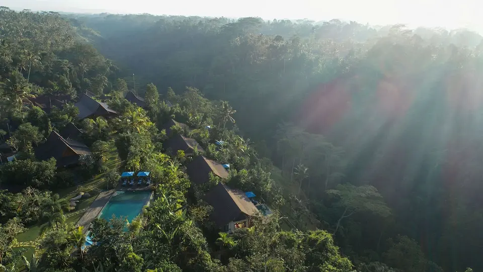 Resortets villaer og pool set fra luften på Ubud Valley Boutique Resort