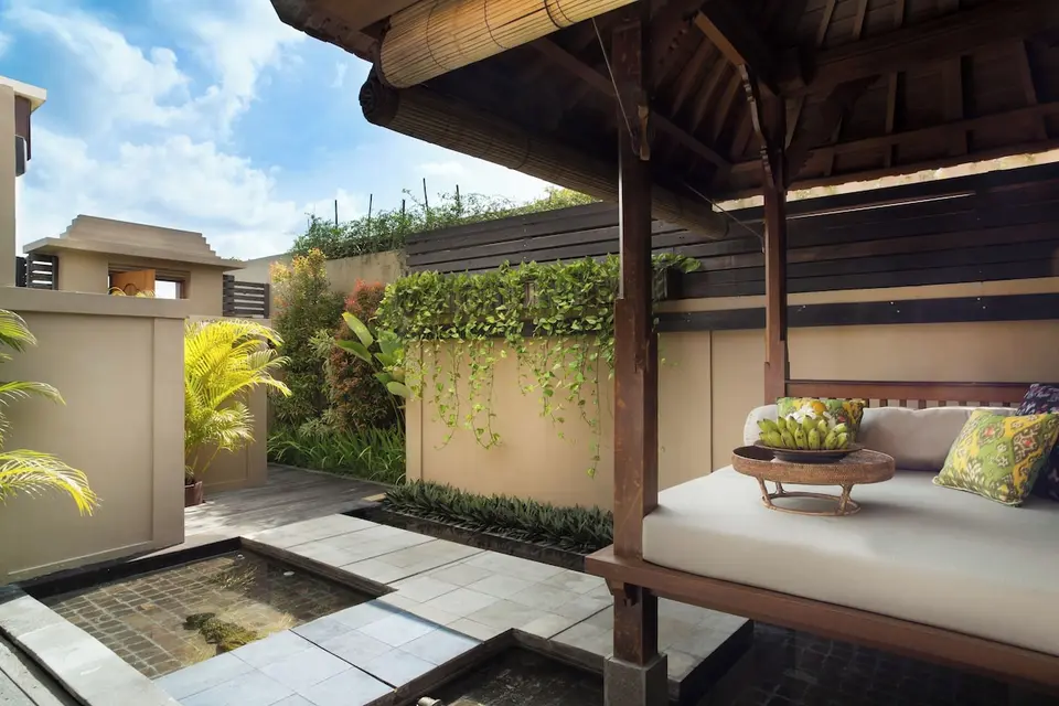 Privat opholdsterrasse med liggepavillon på Ubud Village Hotel