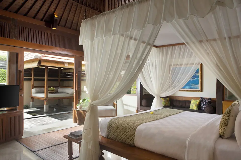 Værelse med himmelseng og adgang til terrasse på Ubud Village Hotel