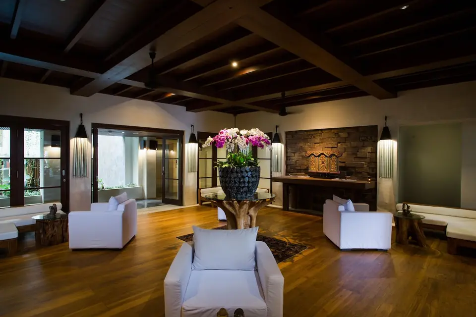 Lobby med lyse siddepladser og blomsterdekoration på Ubud Village Hotel