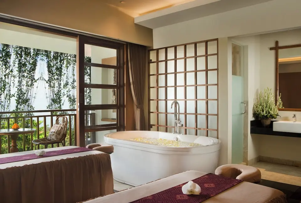 Spa med behandlingsbrikse og badekar på Ubud Village Hotel