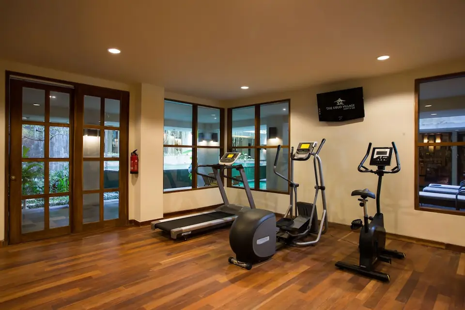 Fitnessrum med konditionsmaskiner på Ubud Village Hotel