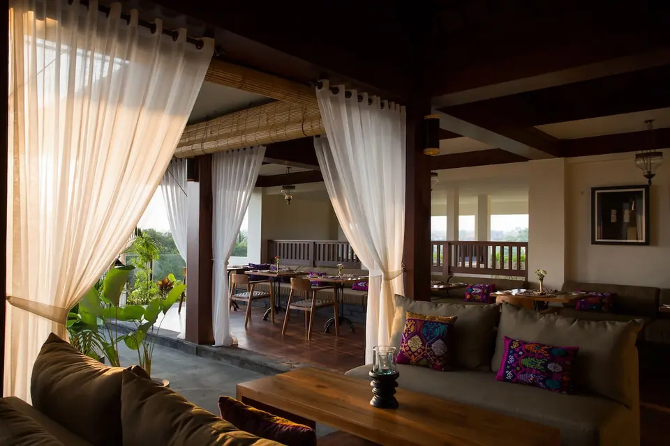 Overdækket lounge og terrasse med udsigt på Ubud Village Hotel