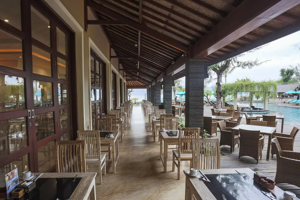 Overdækket restaurantterrasse langs poolen